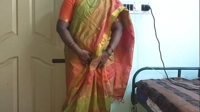 នារី​បម្រើ​ជនជាតិ​ឥណ្ឌា Desi បង្ហាញ​ក្បាល​សុដន់​ធម្មជាតិ​ដល់​ម្ចាស់​ផ្ទះ